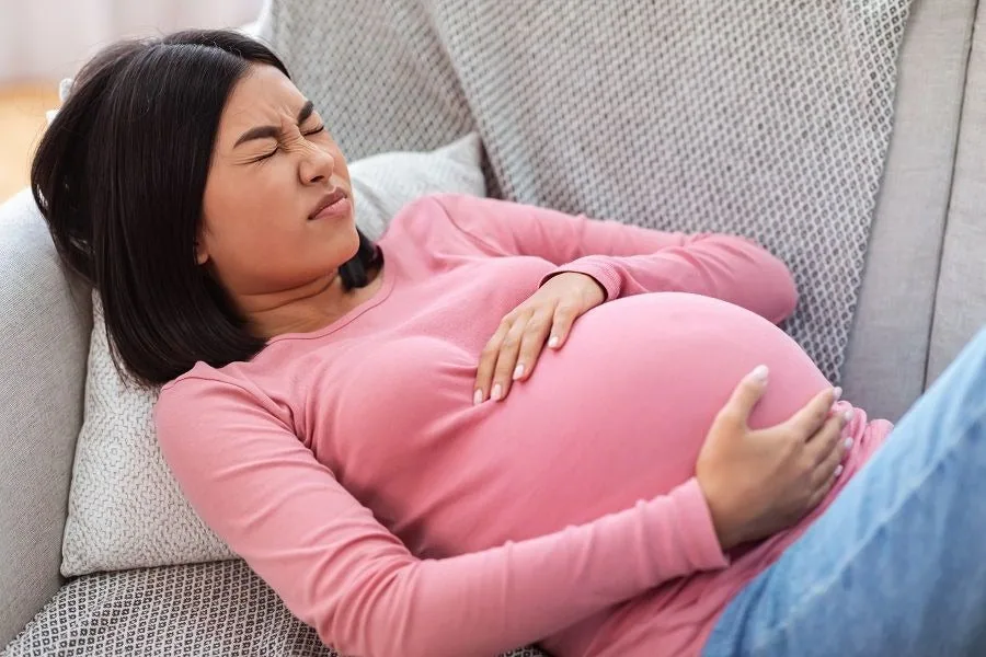 Cơn gò chuyển dạ giả ở mẹ bầu 31 tuần gây cảm giác căng cứng bụng nhẹ